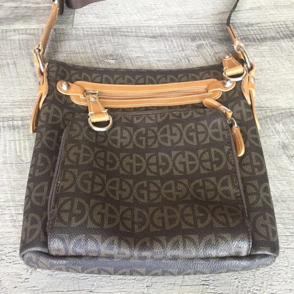 Giani Bernini Brown Monogram Crossbody Bag‎ Multi Pocket Messenger Purse